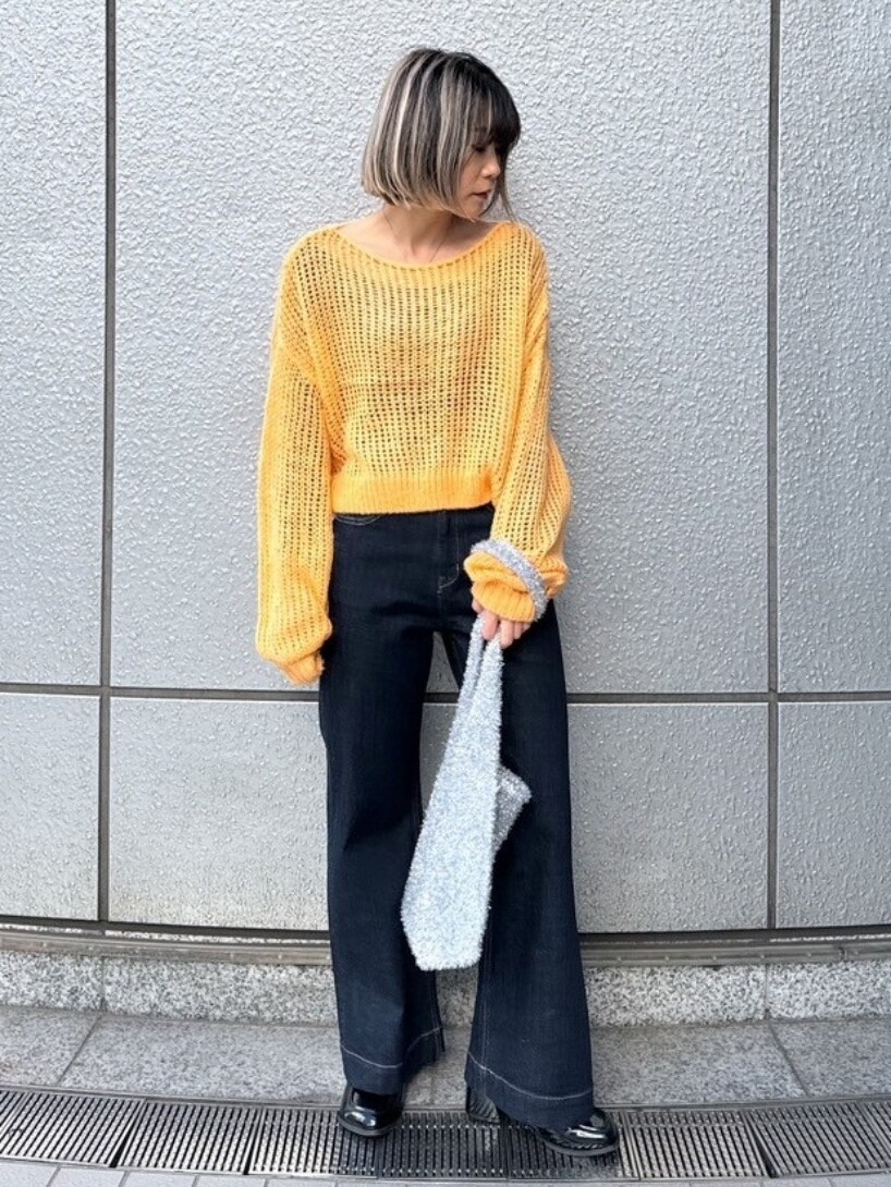 「お出かけコーデ、デニム、ローファー、シンプルコーデ、ニット、カラーコーデ、キレイめ、春服、パンツスタイル、大人かわいい、シンプル、ラクチンコーデ、デイリーカジュアル、高身長コーデ、オトナカワイイ」｜「FREE'S MARTの◇シアーモヘヤライクニット（ニット/セーター、オレンジ系）」を使った、yukaさん（レディース・160cm）の冬コーディネートの2枚目の写真