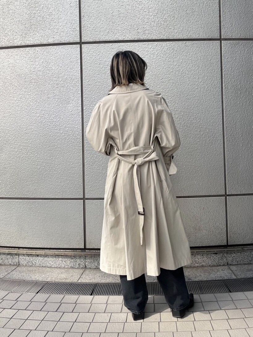 「デニム、トレンチコート、アウター、春コーデ、春夏コーデ、ロングコート、オレンジ、ニット、ダメージデニムパンツ、お出かけコーデ、オトナカジュアル、パンツスタイル、きれいめカジュアル、カジュアルコーデ、春カラー」｜「FREE'S MARTのハイネックショート丈リブニット（ニット/セーター、オレンジ系）」を使った、yukaさん（レディース・160cm）の春コーディネートの2枚目の写真