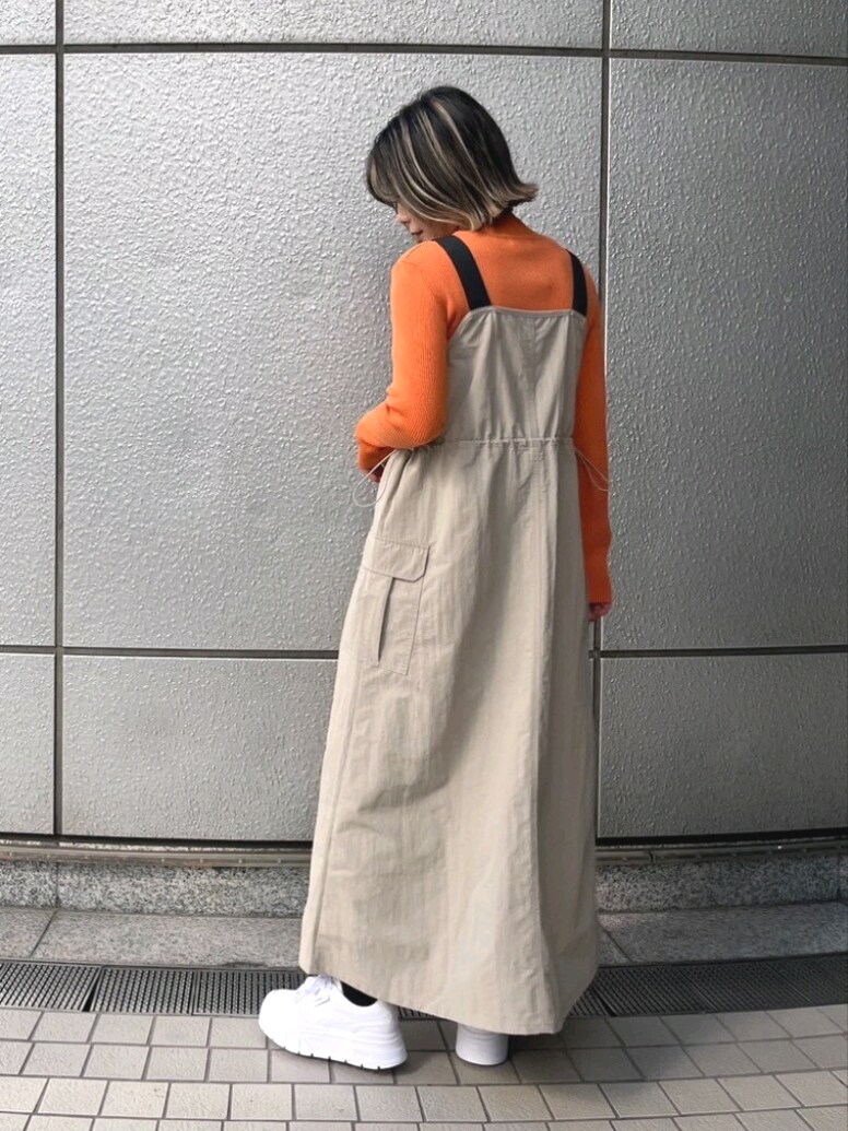 「ワンピース、カジュアルコーデ、カジュアル、オレンジ、ニット、スニーカー、スニーカーコーデ、PUMA、お出かけコーデ、オトナカジュアル、今日のコーデ、春服みてみて、春、大人女子、30代コーデ」｜「FREE'S MARTのハイネックショート丈リブニット（ニット/セーター、オレンジ系）」を使った、yukaさん（レディース・160cm）の春コーディネートの2枚目の写真
