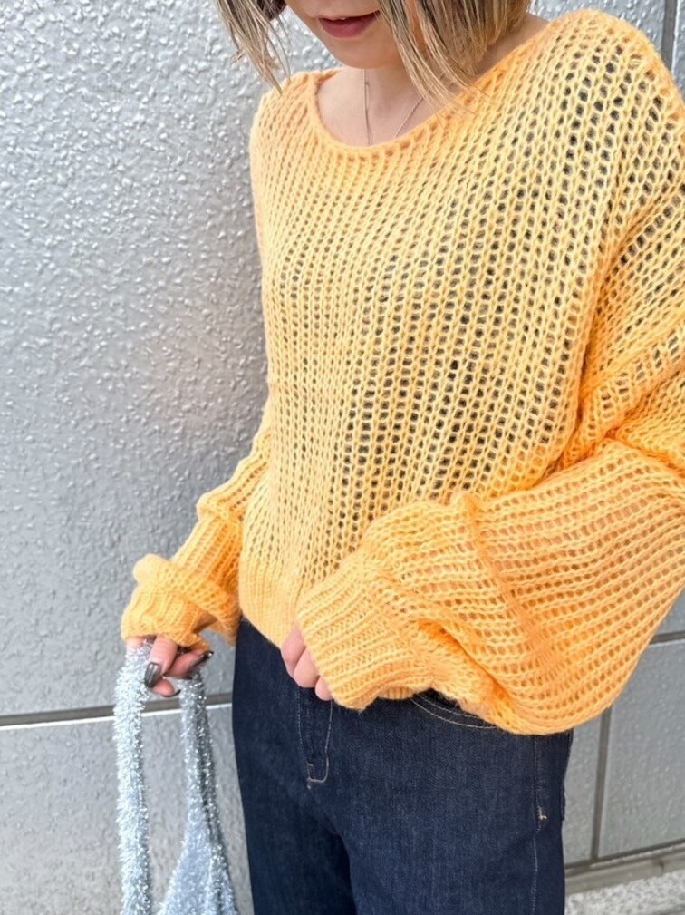 「お出かけコーデ、デニム、ローファー、シンプルコーデ、ニット、カラーコーデ、キレイめ、春服、パンツスタイル、大人かわいい、シンプル、ラクチンコーデ、デイリーカジュアル、高身長コーデ、オトナカワイイ」｜「FREE'S MARTの◇シアーモヘヤライクニット（ニット/セーター、オレンジ系）」を使った、yukaさん（レディース・160cm）の冬コーディネートの3枚目の写真