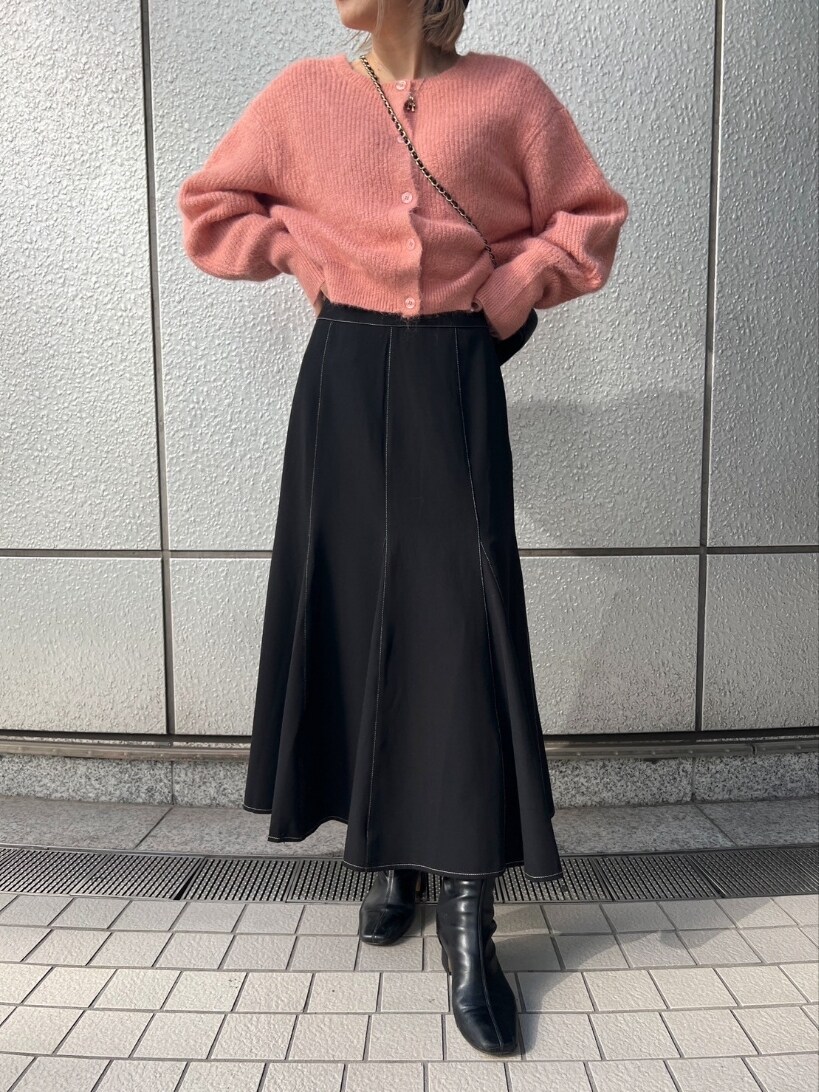 「ロングスカート、きれいめカジュアル、ショルダーバッグ、淡色コーデ、マーメイドスカート、ブーツ、冬コーデ、ニットコーデ、お出かけコーデ、大人カジュアル、冬ファッション、大人かわいい、大人女子、着回しコーデ、ファッションを楽しもう」｜「FREE'S MARTの◆＜セットアップ対応＞前後２ＷＡＹヘアリーニット（ニット/セーター、ピンク系）」を使った、yukaさん（レディース・160cm）の冬コーディネートの2枚目の写真