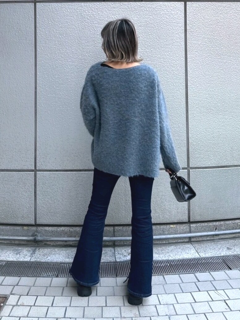 「きれいめカジュアル、お出かけコーデ、大人カジュアル、冬ファッション、大人かわいい、大人女子、ニットコーデ、ootd、モノトーンコーデ、ファッションを楽しもう、デニム、大人コーデ、冬、韓国ファッション、シンプルコーデ」｜「FREE'S MARTのボートネックチュニックニット（ニット/セーター、ブルー系）」を使った、yukaさん（レディース・160cm）の冬コーディネートの2枚目の写真