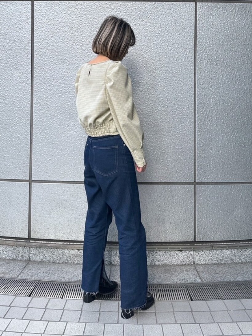 「デニム、デートコーデ、ショルダーバッグ、ローファー、春色、休日スタイル、シンプルコーデ、ブラウス、ラクチンコーデ、お出かけコーデ、パンツスタイル、お洒落さんとつながりたい、プチプラコーデ、オトナ女子、オトナカワイイ」｜「FREE'S MARTの◇スクエアネックボリュームスリーブ長袖ブラウス（シャツ/ブラウス、グリーン系）」を使った、yukaさん（レディース・160cm）の冬コーディネートの2枚目の写真