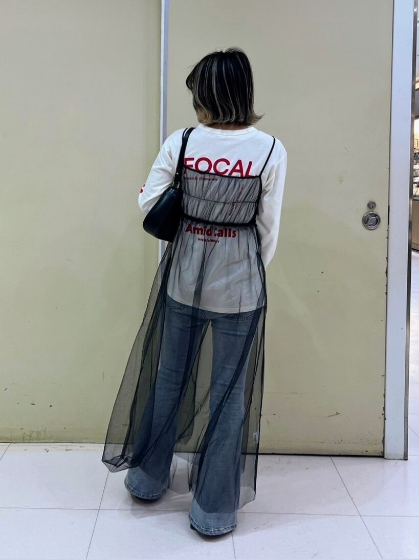 「春のおしゃ見えテクニック、休日スタイル、お洒落さんとつながりたい、オトナカワイイ、春服、いいね、save、フォローお願いします🤑、お出かけコーデ、スポーティー、ラクチンコーデ、パンツコーデ、重ね着、ブラック、ワンピース、チュールスカート、ロゴTシャツ」｜「FREE'S MARTの◆袖ロゴプリントロングＴシャツ（Tシャツ/カットソー、ホワイト系）」を使った、yukaさん（レディース・160cm）の春コーディネートの4枚目の写真