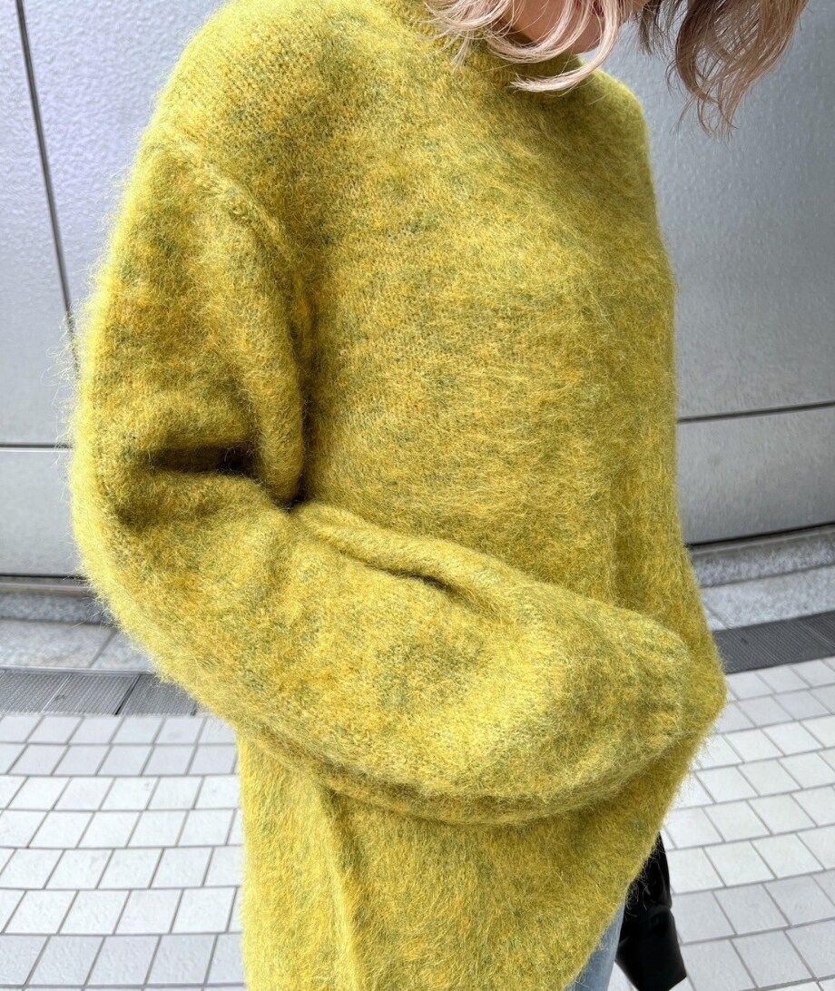 「きれいめカジュアル、ストリート、冬コーデ、デニム、着回しコーデ、お出かけコーデ、ファッションを楽しもう、冬、シンプルコーデ、韓国ファッション、ハイウエスト、冬ファッション、大人カジュアル、ootd、ニットコーデ」｜「FREE'S MARTの◇ウール混シャギークルーネックニット（ニット/セーター、イエロー系）」を使った、yukaさん（レディース・160cm）の冬コーディネートの3枚目の写真