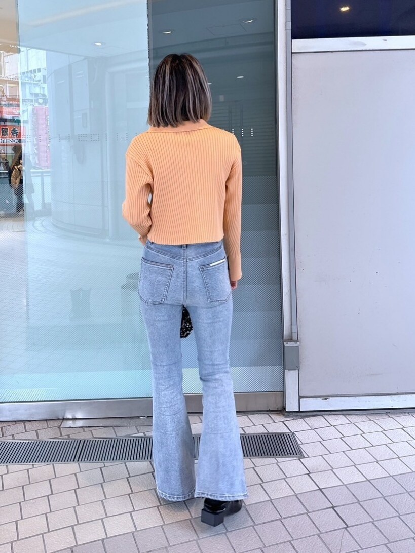 「大人カジュアル、シンプルコーデ、春服コーデ、似合うラボに行こう、ラクチンコーデ、おでかけコーデ、カラーコーデ、春、オトナ女子、パンツスタイル、シンプル、韓国ファッション、お洒落さんとつながりたい、デニム、24SS春の新作」｜「FREE'S MARTの［ＷＥＢ限定］襟付きジップニットカーディガン（ニット/セーター、ベージュ系）」を使った、yukaさん（レディース・160cm）の冬コーディネートの2枚目の写真