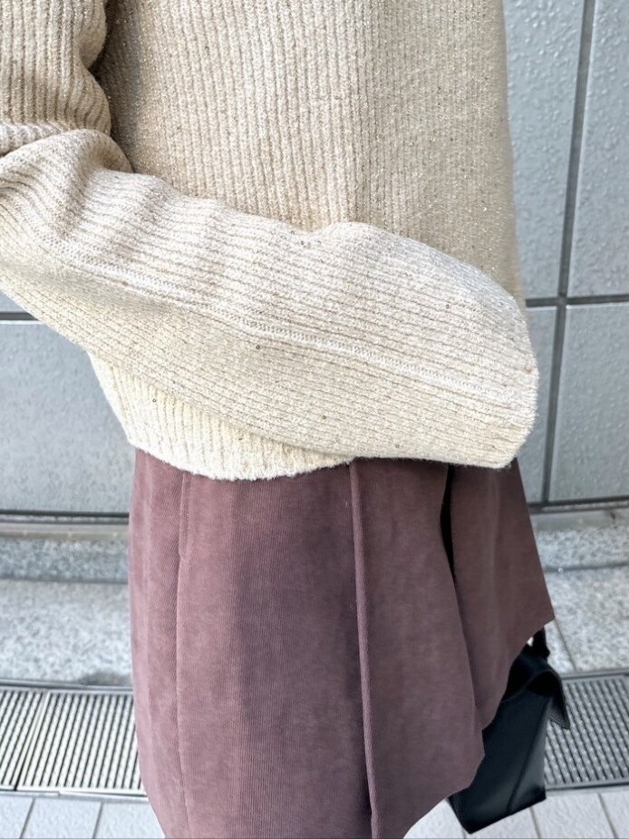 「きれいめカジュアル、お出かけコーデ、大人カジュアル、冬ファッション、大人かわいい、30代コーデ、レザー、淡色コーデ、ブーツ、コーデュロイ、冬コーデ、休日スタイル、大人コーデ、冬、大人ガーリー」｜「FREE'S MARTの◆スパンコールボートネックショート丈ニット（ニット/セーター、ホワイト系）」を使った、yukaさん（レディース・160cm）の冬コーディネートの2枚目の写真