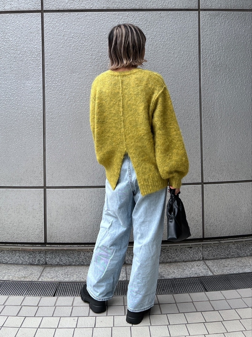 「きれいめカジュアル、ストリート、冬コーデ、デニム、着回しコーデ、お出かけコーデ、ファッションを楽しもう、冬、シンプルコーデ、韓国ファッション、ハイウエスト、冬ファッション、大人カジュアル、ootd、ニットコーデ」｜「FREE'S MARTの◇ウール混シャギークルーネックニット（ニット/セーター、イエロー系）」を使った、yukaさん（レディース・160cm）の冬コーディネートの2枚目の写真