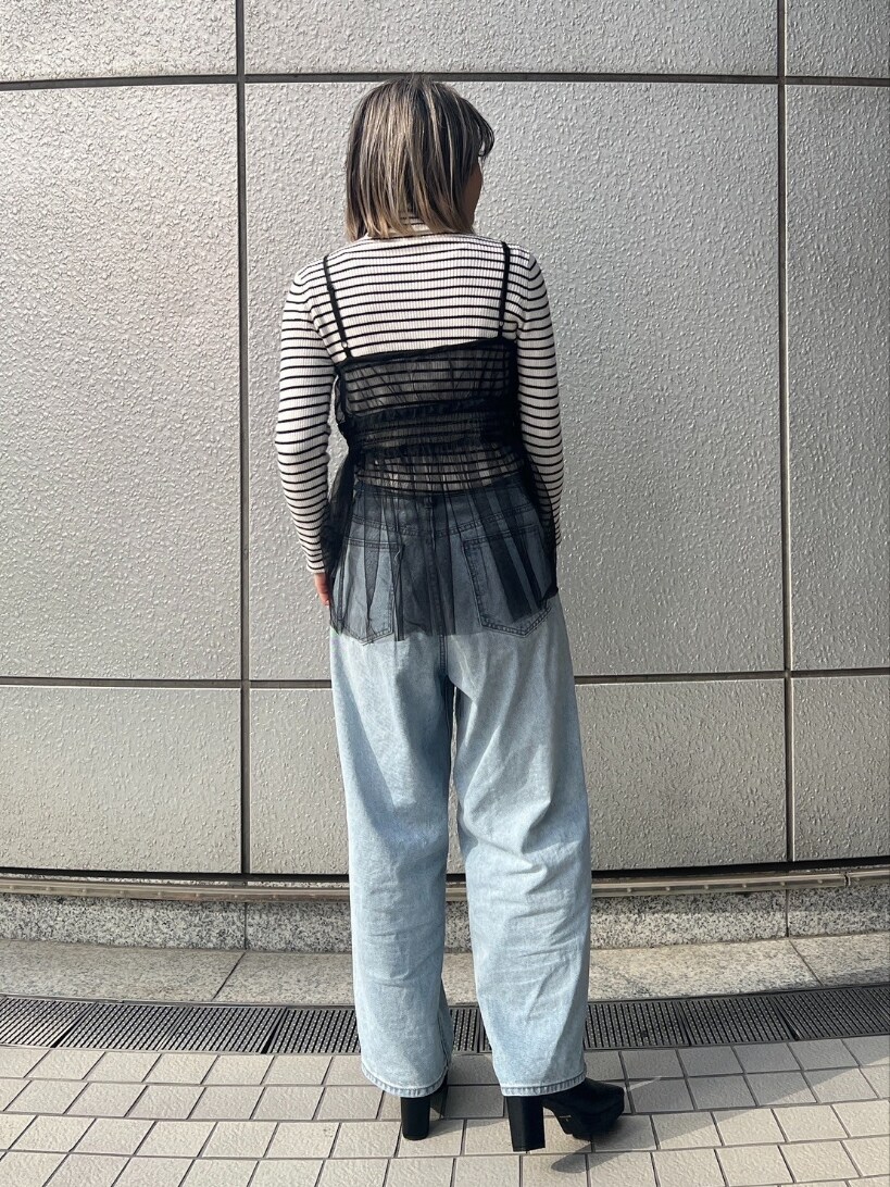 「タートルネック、お出かけコーデ、モノトーン、デニム、シンプルコーデ、カジュアルスタイル、パンツスタイル、大人かわいい、春服、シンプル、ラクチンコーデ、オトナカワイイ、ニット、ブラウス、ブーツ」｜「FREE'S MARTの◆タートルネックリブニット（ニット/セーター、ホワイト系）」を使った、yukaさん（レディース・160cm）の冬コーディネートの2枚目の写真