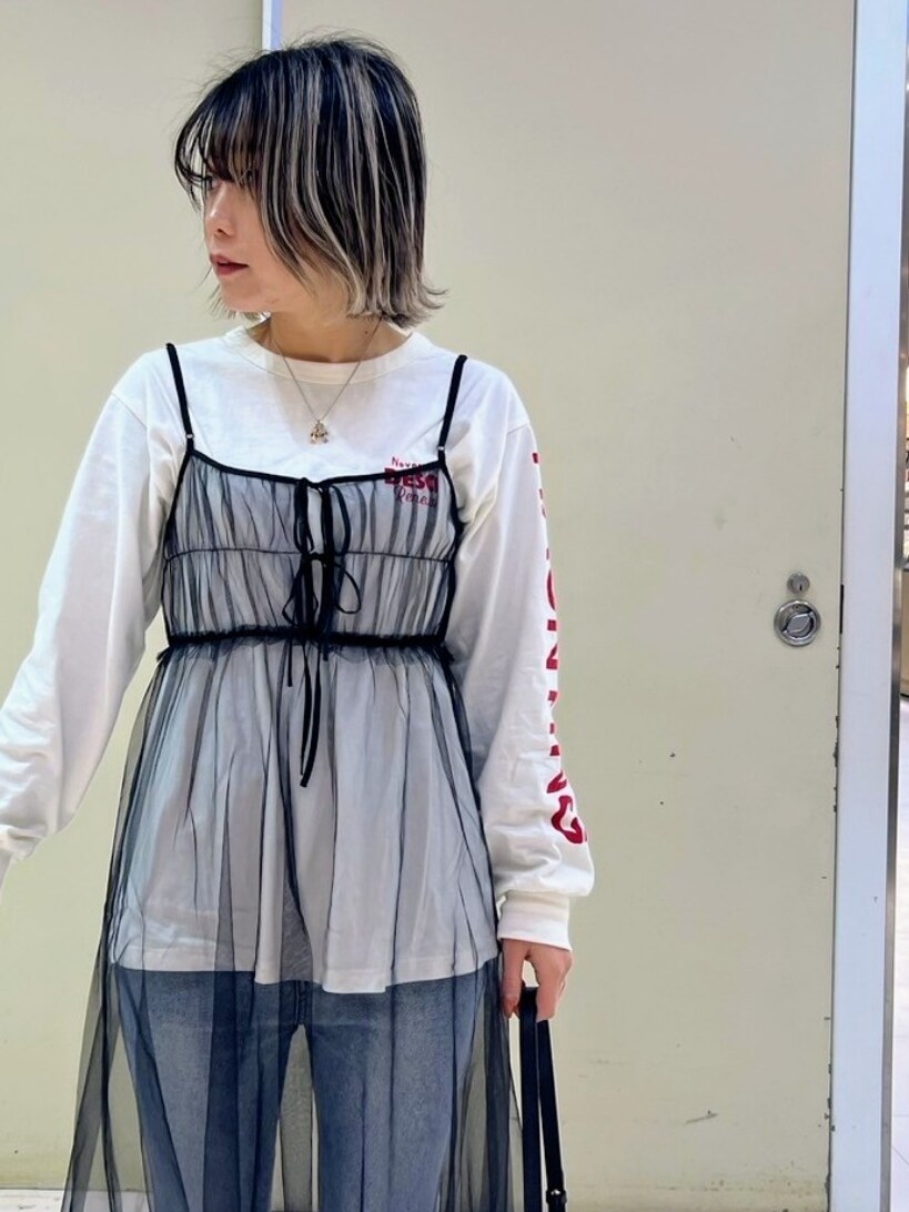 「春のおしゃ見えテクニック、休日スタイル、お洒落さんとつながりたい、オトナカワイイ、春服、いいね、save、フォローお願いします🤑、お出かけコーデ、スポーティー、ラクチンコーデ、パンツコーデ、重ね着、ブラック、ワンピース、チュールスカート、ロゴTシャツ」｜「FREE'S MARTの◆袖ロゴプリントロングＴシャツ（Tシャツ/カットソー、ホワイト系）」を使った、yukaさん（レディース・160cm）の春コーディネートの2枚目の写真