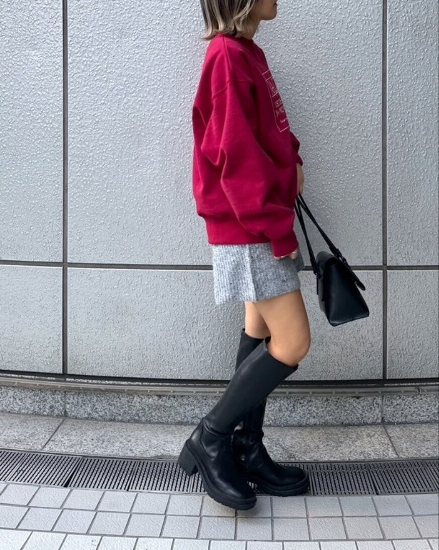 「レザー、スウェット、ブーツ、大人女子、ニットコーデ、お出かけコーデ、大人かわいい、ファッションを楽しもう、大人コーデ、ブーツスタイル、大人ガーリー、韓国ファッション、ロングブーツ、シンプルコーデ、ハイウエスト」｜「FREE'S MARTの◆刺繍ロゴ裏起毛スウェット（スウェット、レッド系）」を使った、yukaさん（レディース・160cm）の冬コーディネートの2枚目の写真