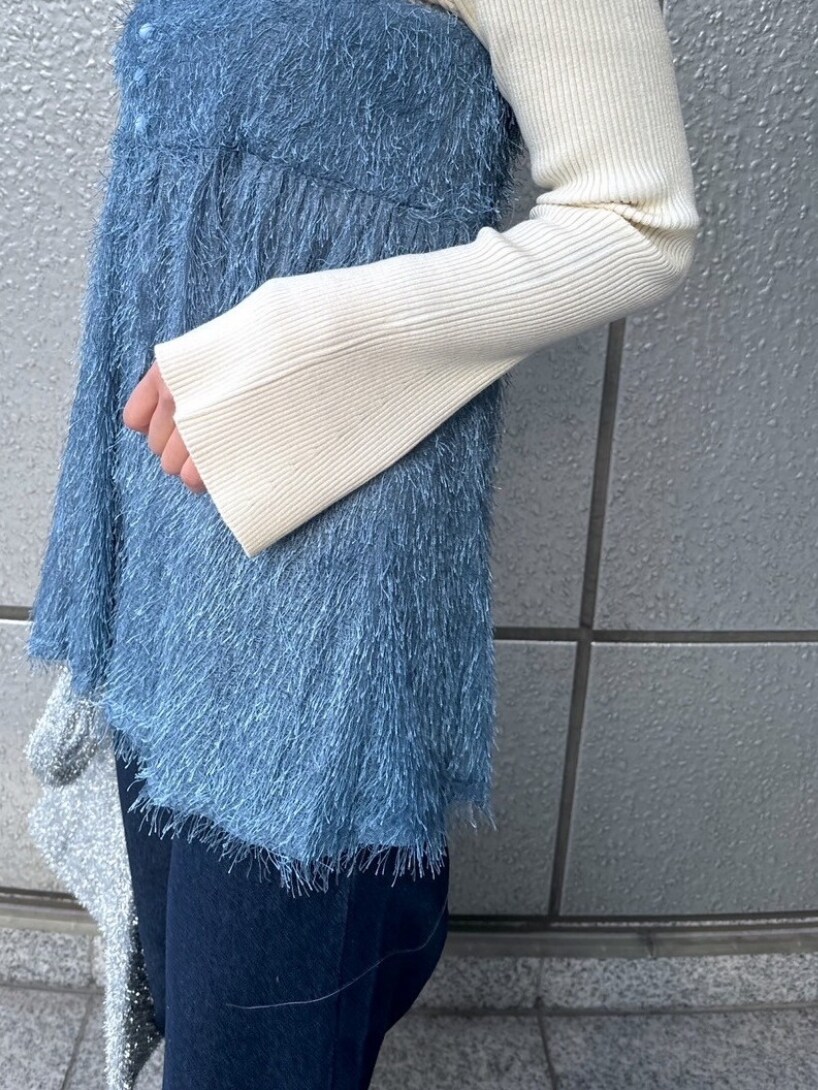 「モノトーン、デニム、デートコーデ、シンプルコーデ、ニット、レイヤードスタイル、お出かけコーデ、休日スタイル、オトナ女子、春ファッション、パンツコーデ、オトナカワイイ、ブルー、大人カジュアル、キャミソール」｜「FREE'S MARTの◆［洗える］マシンウォッシャブルボトルネックリブニット（ニット/セーター、ホワイト系）」を使った、yukaさん（レディース・160cm）の冬コーディネートの5枚目の写真