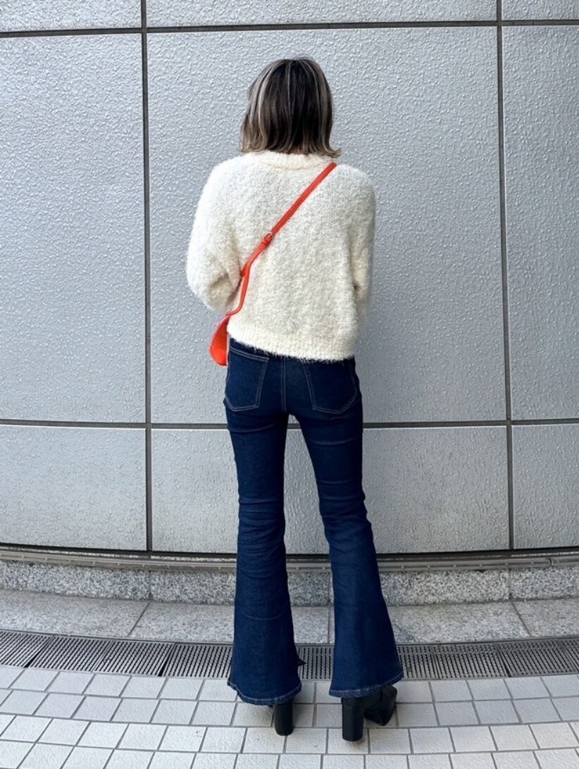 「きれいめカジュアル、お出かけコーデ、大人カジュアル、冬ファッション、大人女子、大人かわいい、ニットコーデ、ootd、着回しコーデ、デニム、韓国ファッション、シンプルコーデ、ブーツスタイル、冬、大人ガーリー」｜「FREE'S MARTのラメフェザーショート丈ニット（ニット/セーター、ホワイト系）」を使った、yukaさん（レディース・160cm）の冬コーディネートの2枚目の写真