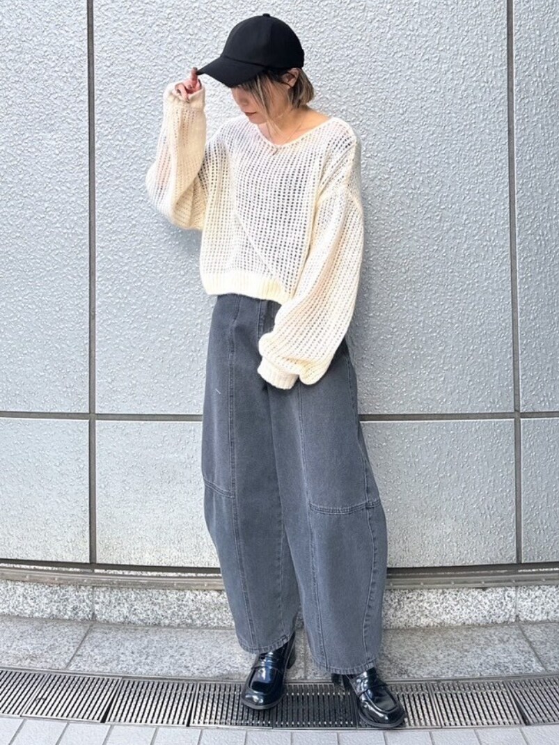 「お出かけコーデ、モノトーン、デニム、ローファー、シンプルコーデ、ストリート、ニット、パンツスタイル、大人かわいい、春服、シンプル、ビッグシルエット、オトナカワイイ、ラクチンコーデ、カジュアルスタイル」｜「FREE'S MARTの◇シアーモヘヤライクニット（ニット/セーター、ホワイト系）」を使った、yukaさん（レディース・160cm）の冬コーディネートの2枚目の写真