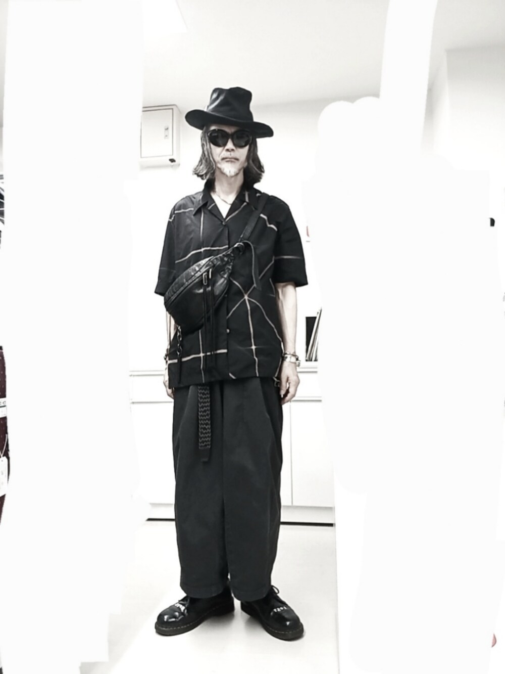 ブラック系のシャツ/ブラウス、グレー系のチノパンツ、ブラック系のドレスシューズを着用したメンズの夏コーディネートの2枚目の写真