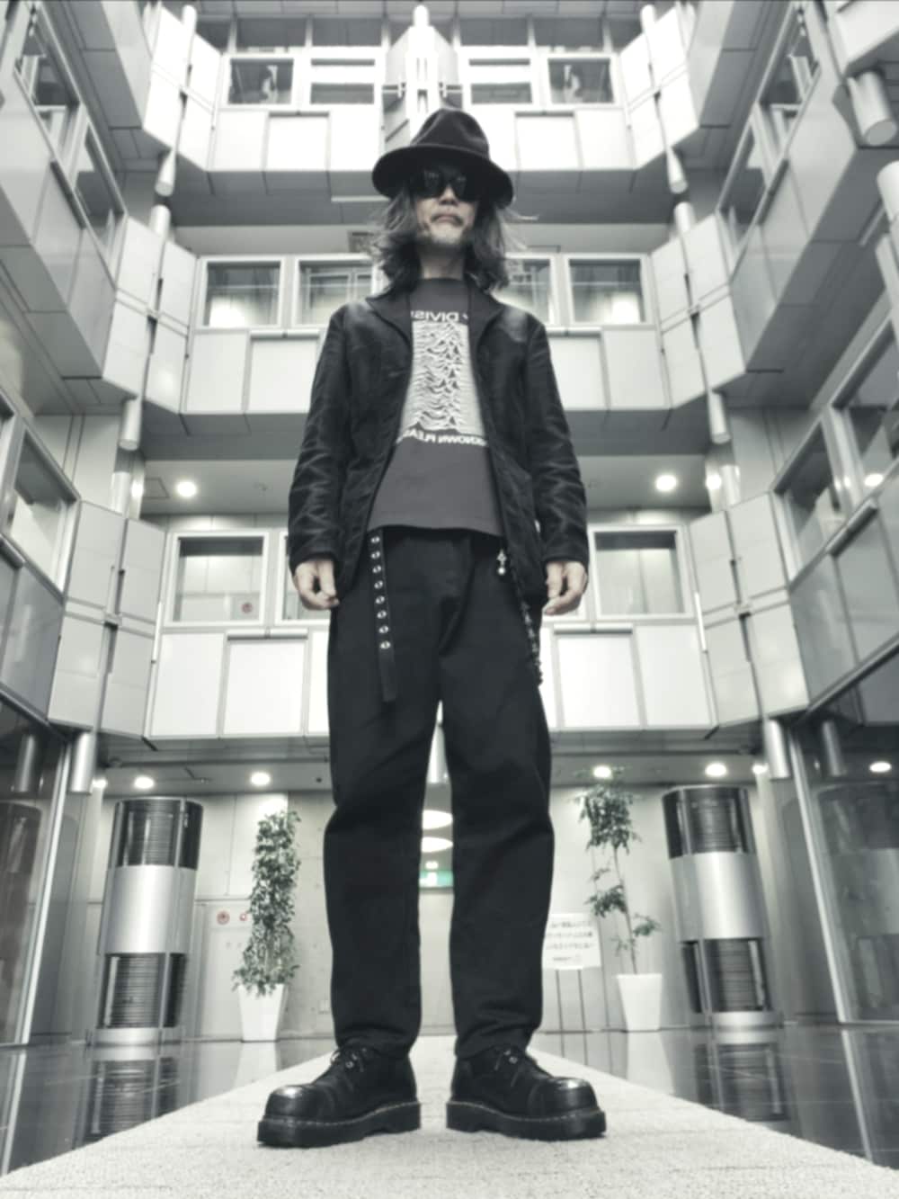 ブラック系のテーラードジャケット、ブラック系のデニムパンツ、ブラック系のドレスシューズを着用したメンズの春コーディネートの3枚目の写真