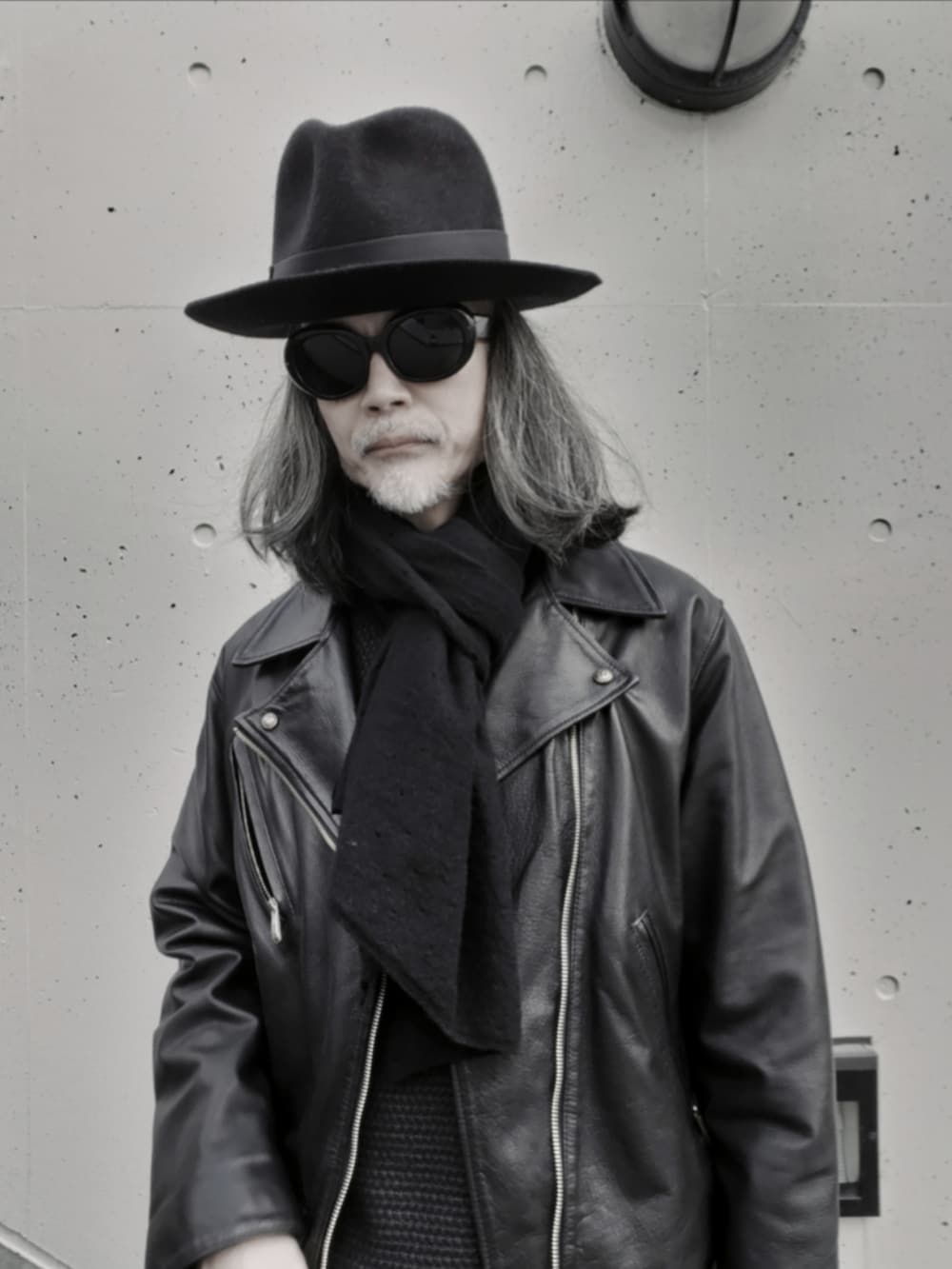 ブラック系のライダースジャケット、ブラック系のデニムパンツ、ブラック系のドレスシューズを着用したメンズの冬コーディネートの2枚目の写真