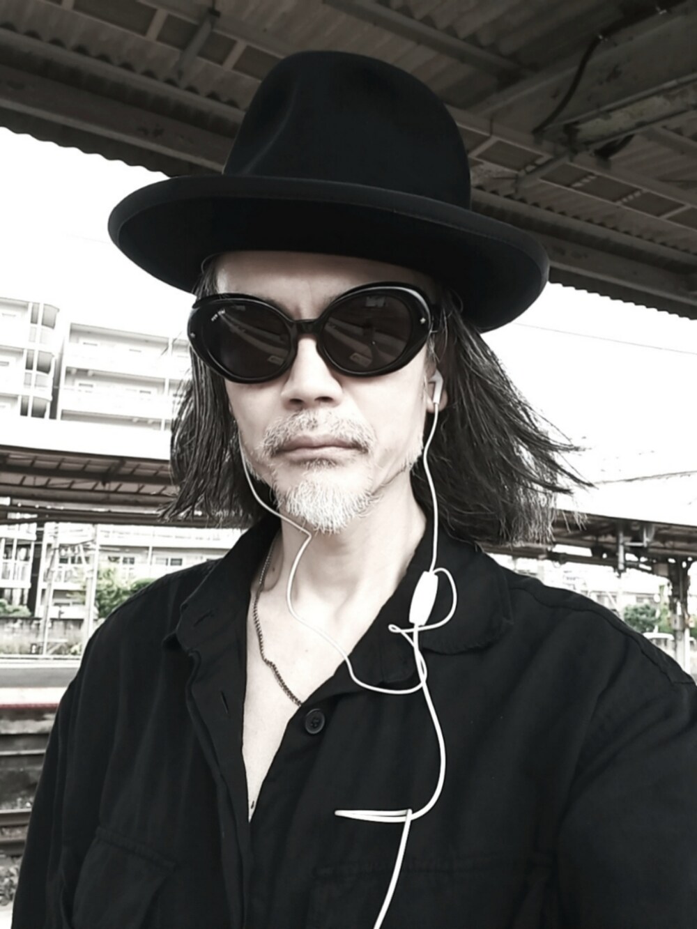 ブラック系のチノパンツ、ブラック系のシャツ/ブラウス、ブラック系のドレスシューズを着用したメンズの夏コーディネートの5枚目の写真