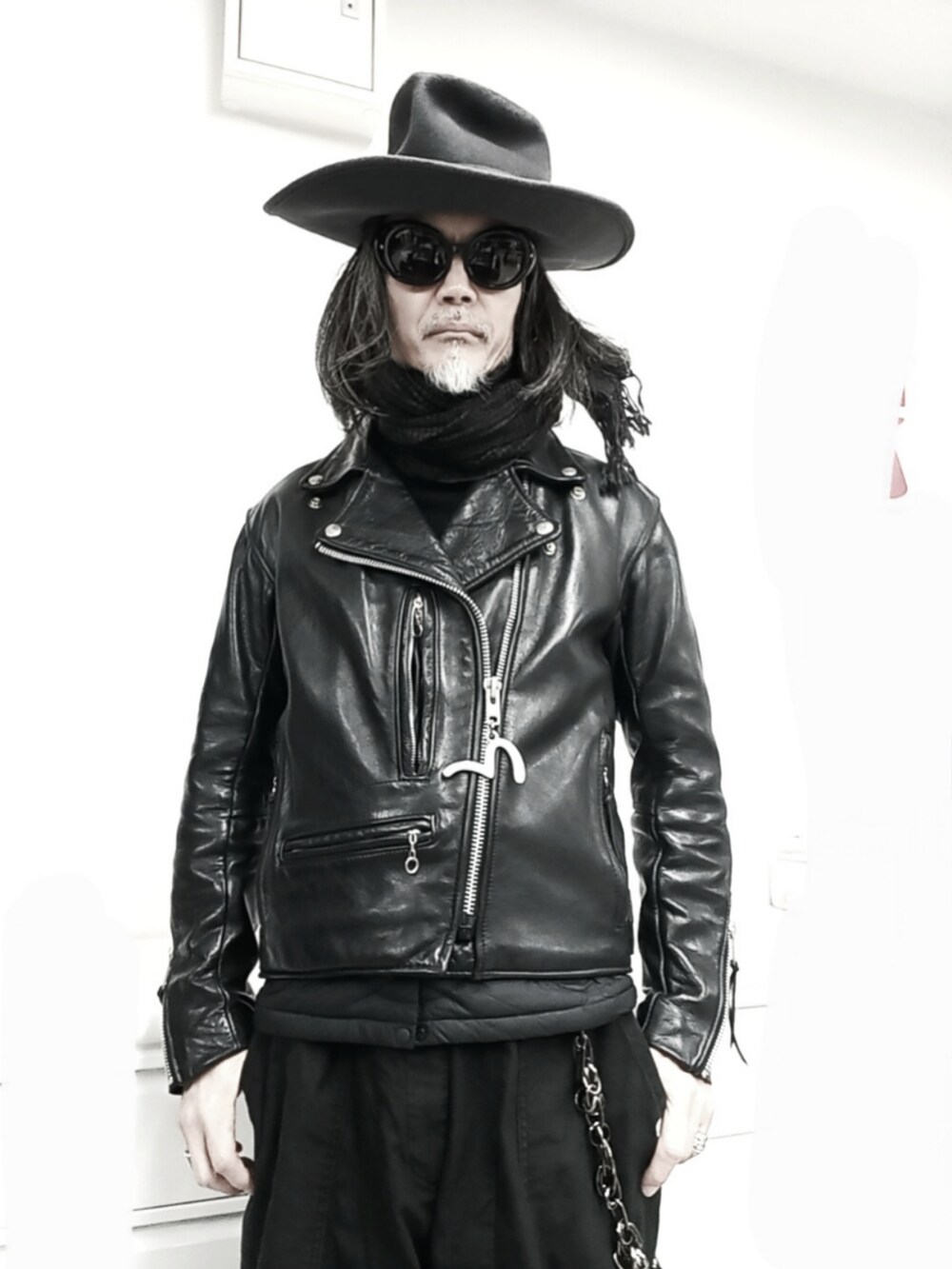 ブラック系のカーゴパンツ、ブラック系のライダースジャケット、ブラック系のドレスシューズを着用したメンズの冬コーディネートの2枚目の写真