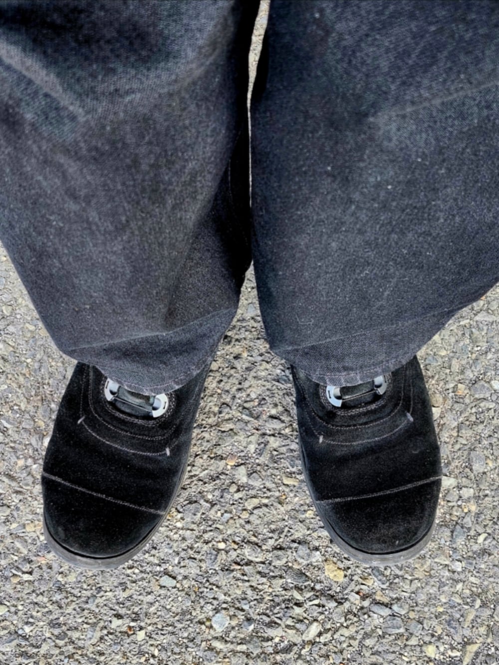 ブラック系のデニムパンツ、ブラック系のスニーカー、ブラック系のライダースジャケットを着用したメンズの春コーディネートの4枚目の写真