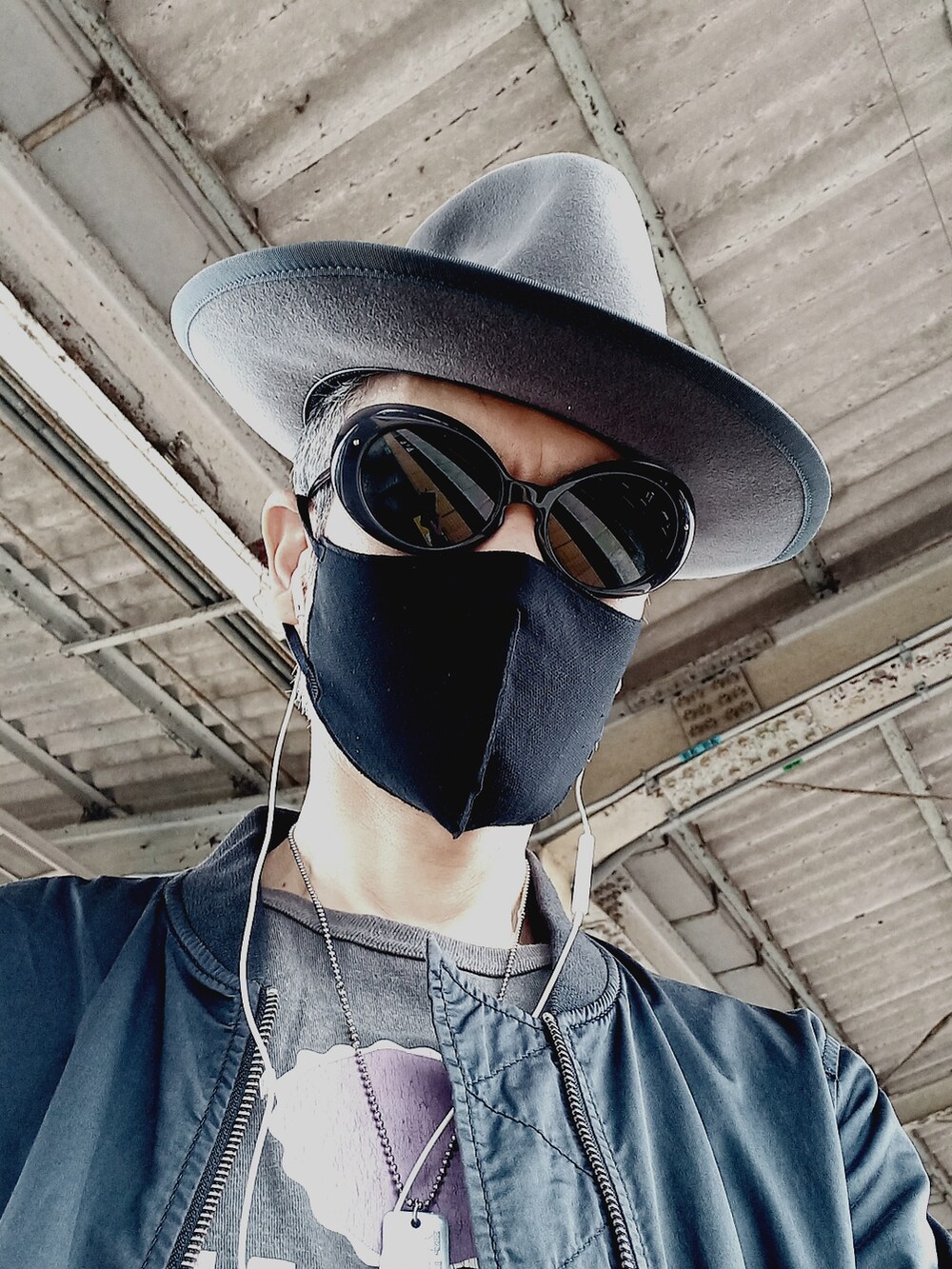 その他のカーゴパンツ、ブラック系のブーツ、ブラック系のMA-1を着用したメンズの秋コーディネートの5枚目の写真