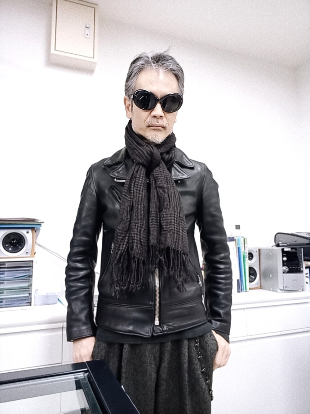 ブラック系のライダースジャケット、グレー系のスラックス、グレー系のブーツを着用したメンズの冬コーディネートの5枚目の写真