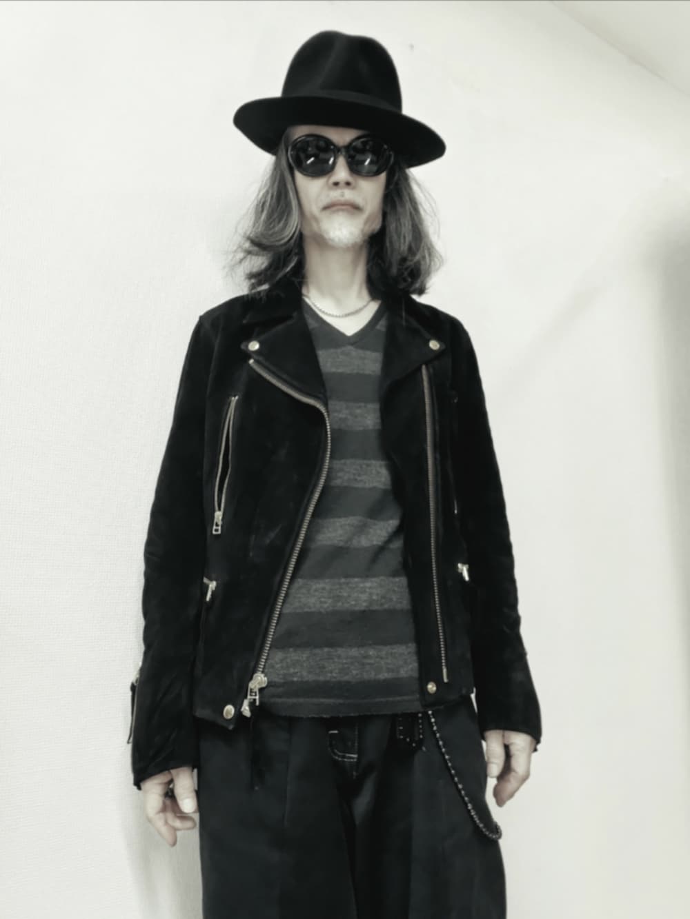 ブラック系のデニムパンツ、ブラック系のモカシン/デッキシューズ、ブラック系のライダースジャケットを着用したメンズの春コーディネートの5枚目の写真