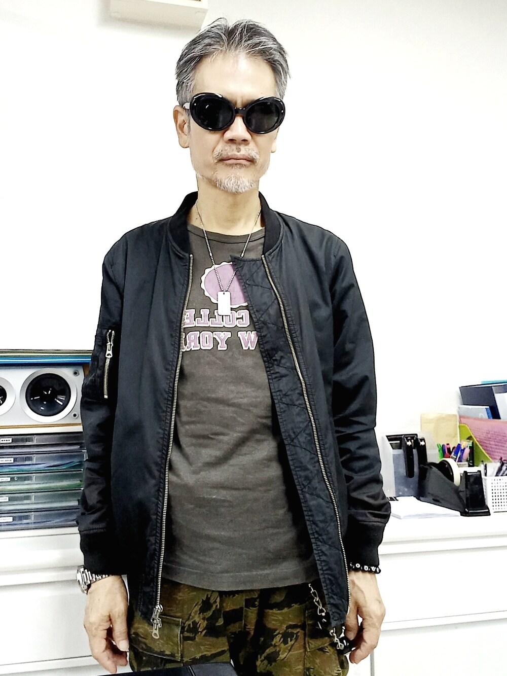 その他のカーゴパンツ、ブラック系のブーツ、ブラック系のMA-1を着用したメンズの秋コーディネートの2枚目の写真