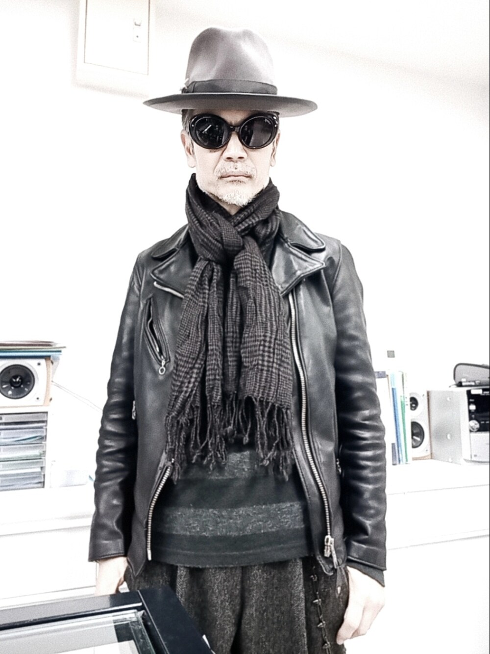 ブラック系のライダースジャケット、グレー系のスラックス、グレー系のブーツを着用したメンズの冬コーディネートの2枚目の写真