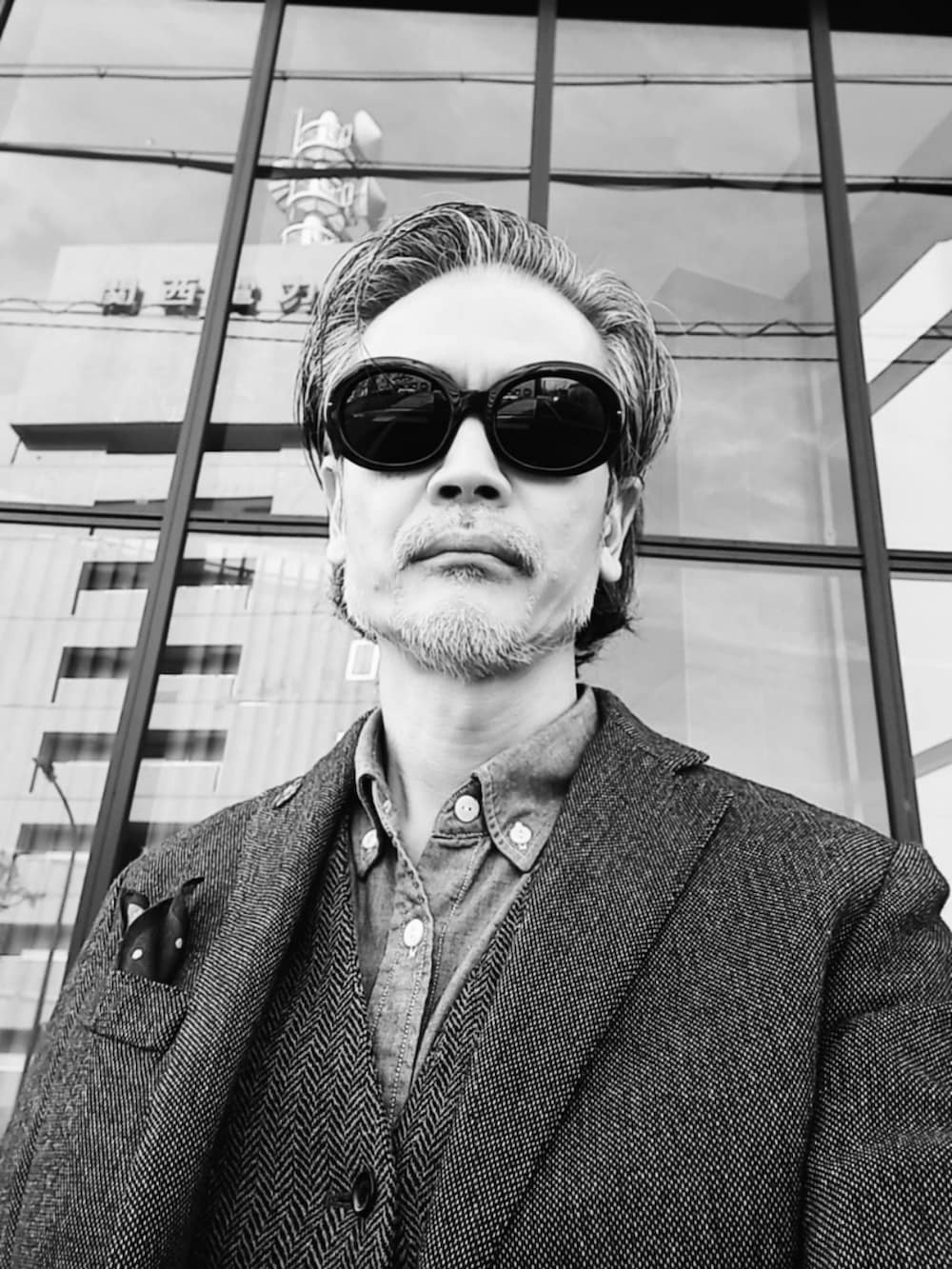 ブラック系のライダースジャケット、ブラック系のデニムパンツ、ブラック系のドレスシューズを着用したメンズの冬コーディネートの4枚目の写真