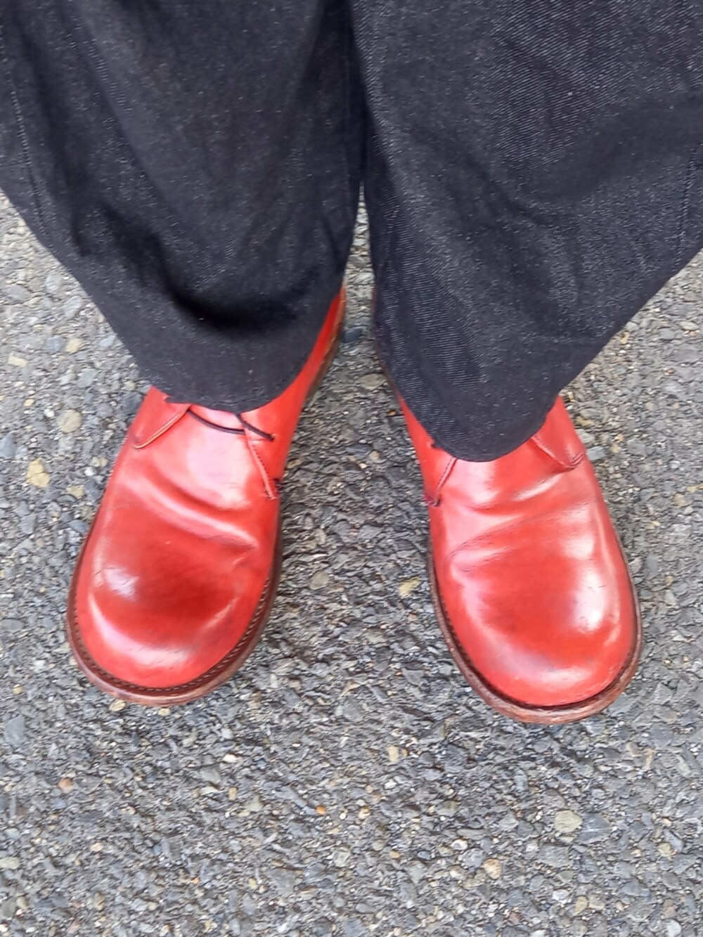 ブラック系のデニムパンツ、グレー系のシャツ/ブラウス、レッド系のブーツを着用したメンズの夏コーディネートの5枚目の写真