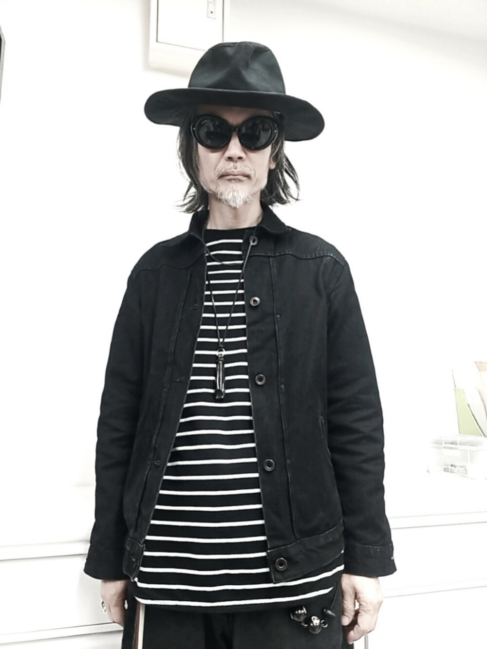ブラック系のTシャツ/カットソー、ブラック系のデニムジャケット、ブラック系のデニムパンツを着用したメンズの秋コーディネートの3枚目の写真