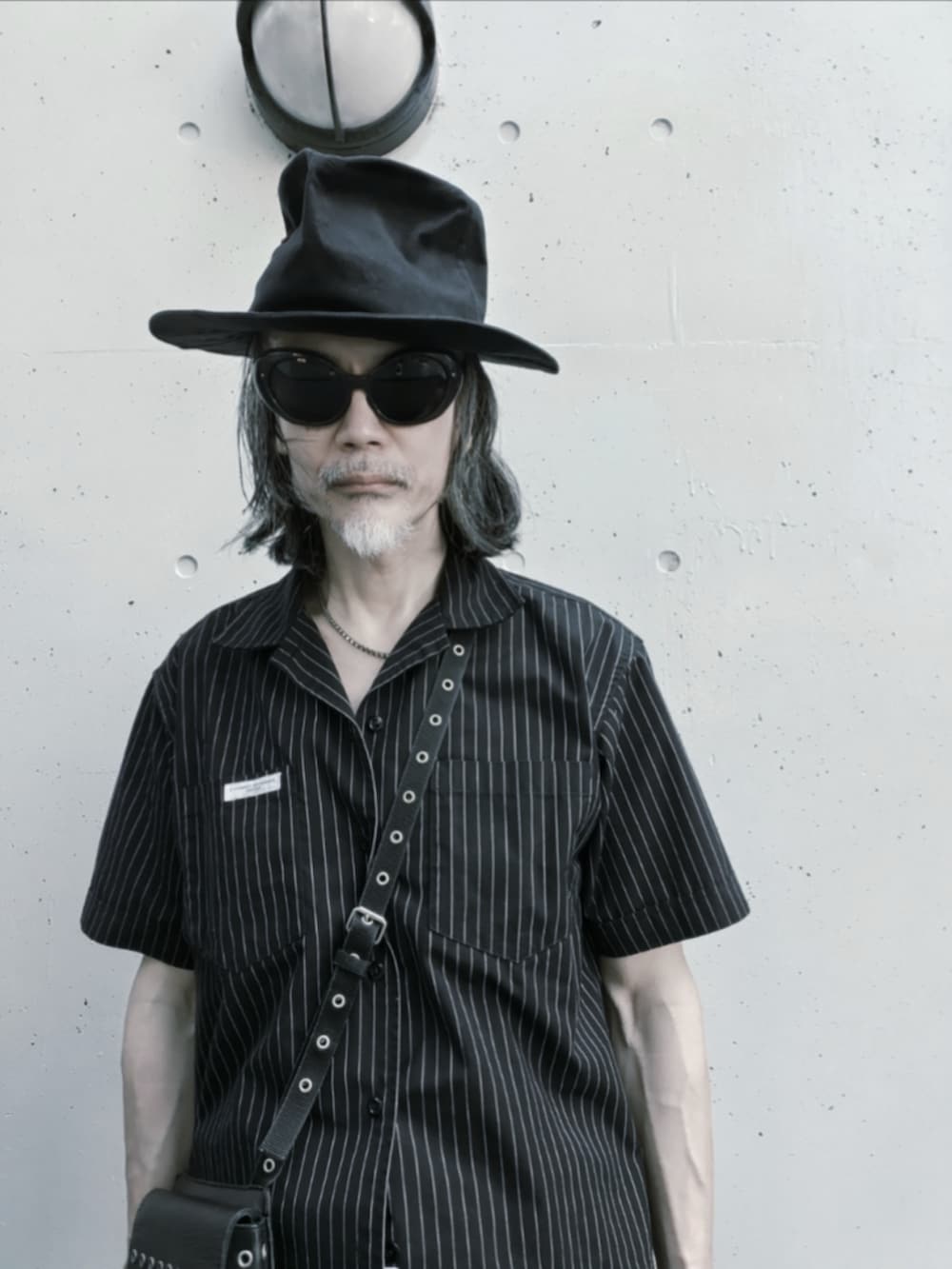 ブラック系のシャツ/ブラウス、ブラック系のスラックス、ブラック系のドレスシューズを着用したメンズの夏コーディネートの2枚目の写真