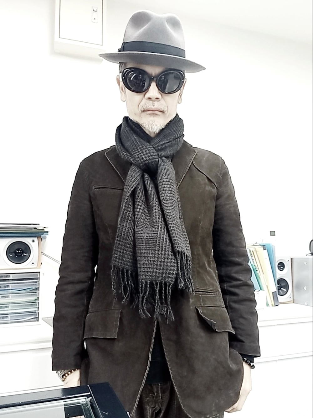 ブラウン系のテーラードジャケット、ブラウン系のチノパンツ、グレー系のブーツを着用したメンズの秋コーディネートの2枚目の写真