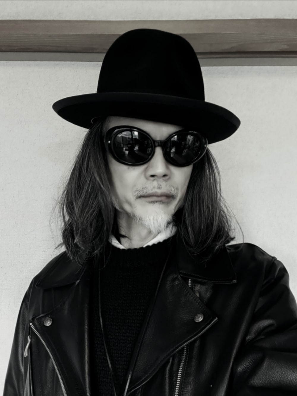 ブラック系のライダースジャケット、ブラック系のデニムパンツ、ブラック系のドレスシューズを着用したメンズの冬コーディネートの2枚目の写真