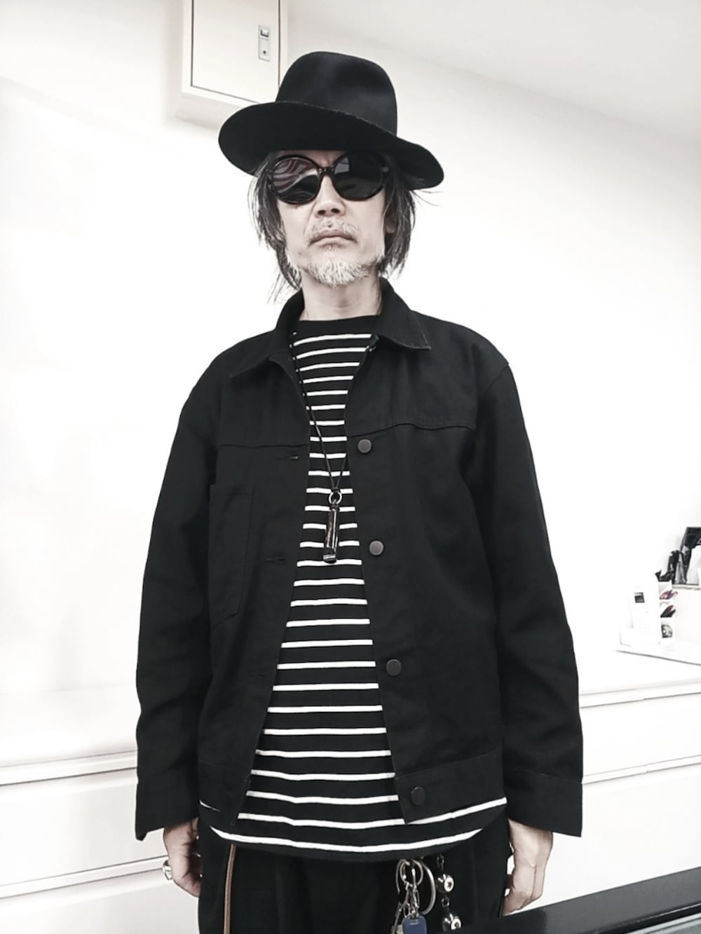 ブラック系のTシャツ/カットソー、ブラック系のカーゴパンツ、ブラック系のドレスシューズを着用したメンズの春コーディネートの2枚目の写真