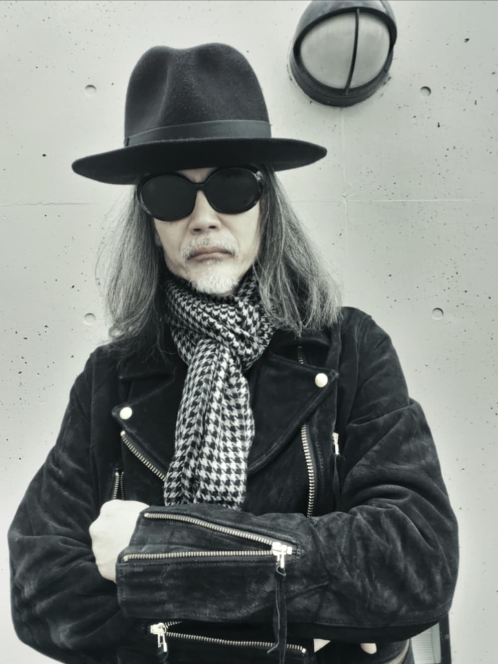 ブラック系のデニムパンツ、ブラック系のドレスシューズ、ブラック系のライダースジャケットを着用したメンズの春コーディネートの5枚目の写真