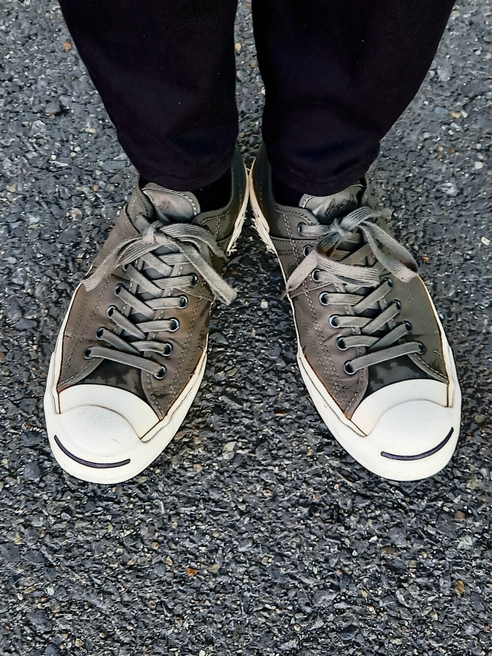 グリーン系のシャツ/ブラウス、グリーン系のスニーカー、ブラック系のデニムパンツを着用したメンズの夏コーディネートの3枚目の写真