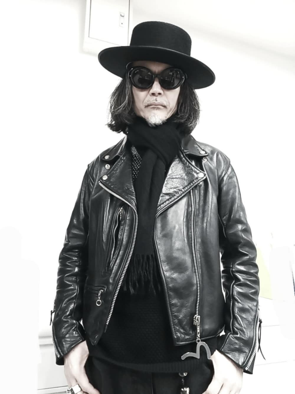 ブラック系のデニムパンツ、ブラック系のドレスシューズ、ブラック系のライダースジャケットを着用したメンズの春コーディネートの2枚目の写真