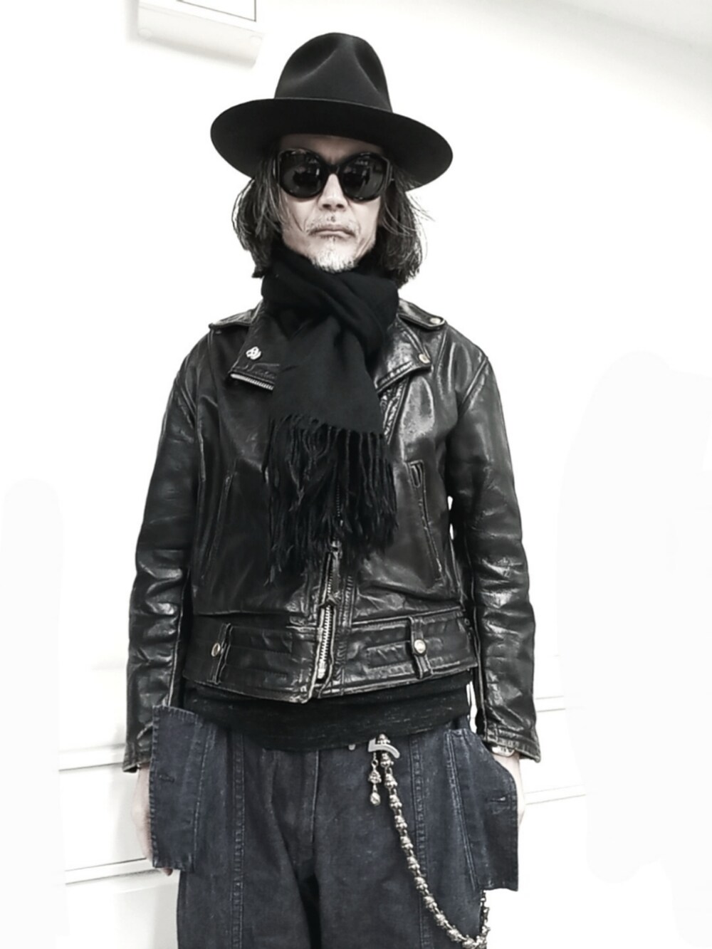 ブラック系のライダースジャケット、ブルー系のデニムパンツ、ブラック系のドレスシューズを着用したメンズの春コーディネートの2枚目の写真