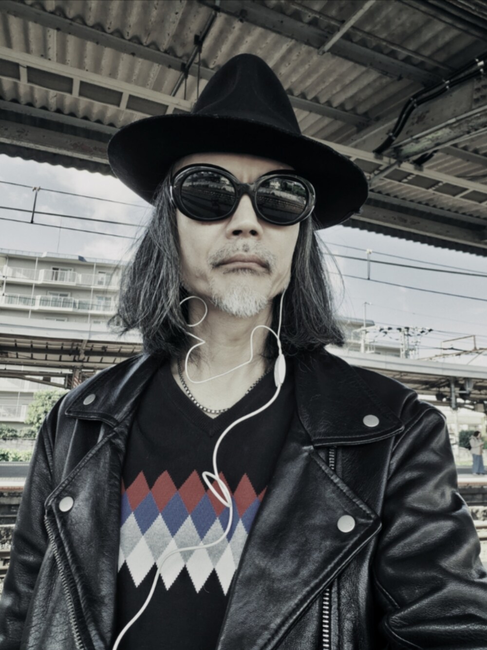 ブラック系のライダースジャケット、ブラック系のデニムパンツ、ブラック系のニット/セーターを着用したメンズの秋コーディネートの3枚目の写真