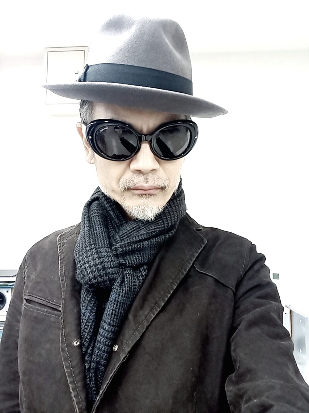 ブラウン系のテーラードジャケット、ブラウン系のチノパンツ、グレー系のブーツを着用したメンズの秋コーディネートの3枚目の写真