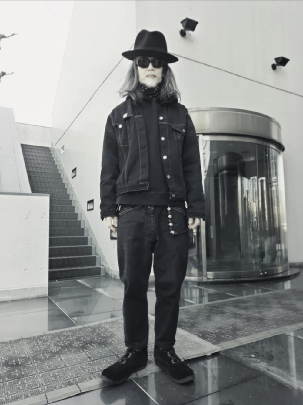 ブラック系のドレスシューズ、ブラック系のデニムパンツ、ブラック系のトートバッグを着用したメンズの春コーディネートの4枚目の写真