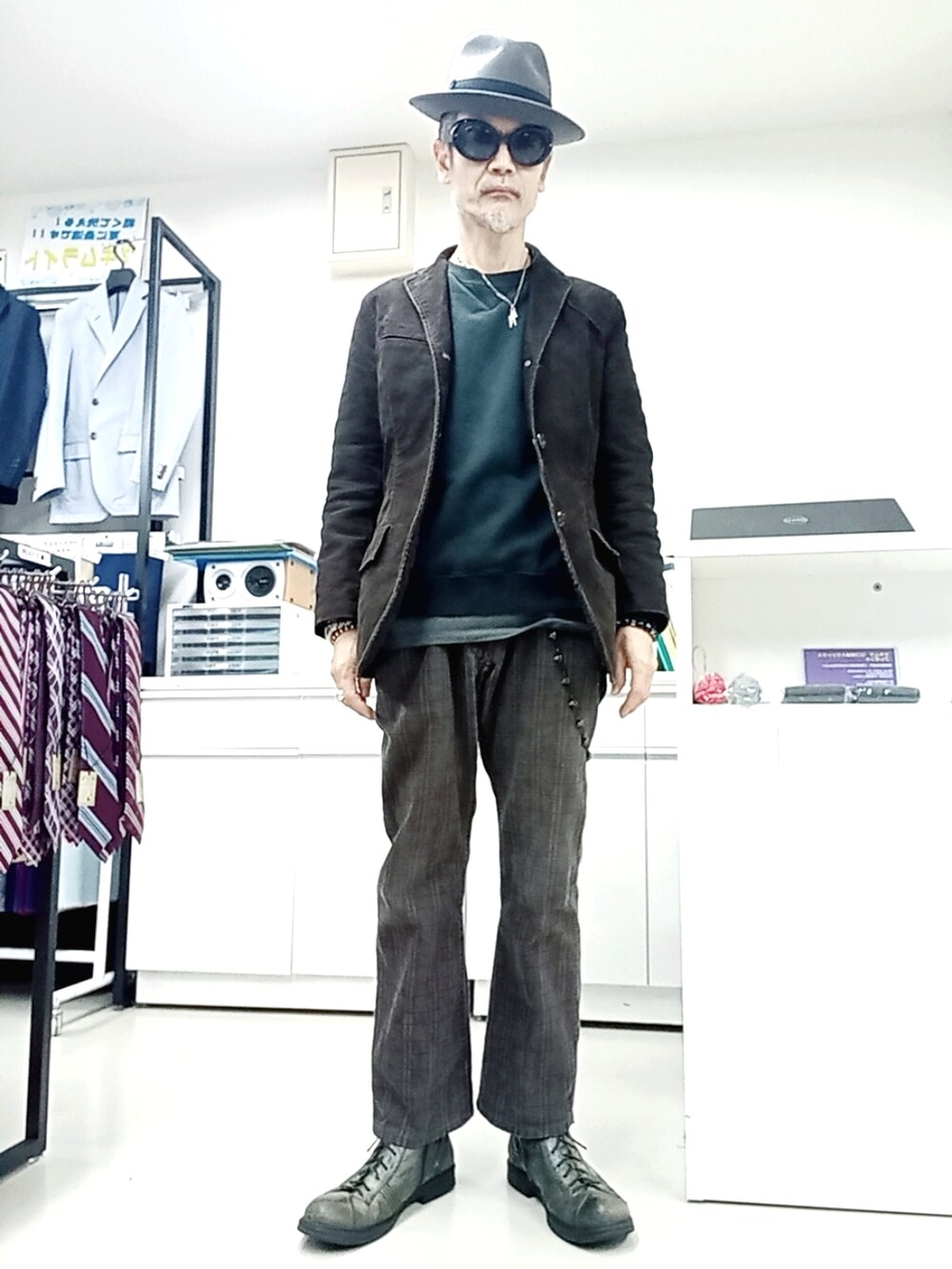 ブラウン系のテーラードジャケット、ブラウン系のチノパンツ、グレー系のブーツを着用したメンズの秋コーディネートの4枚目の写真