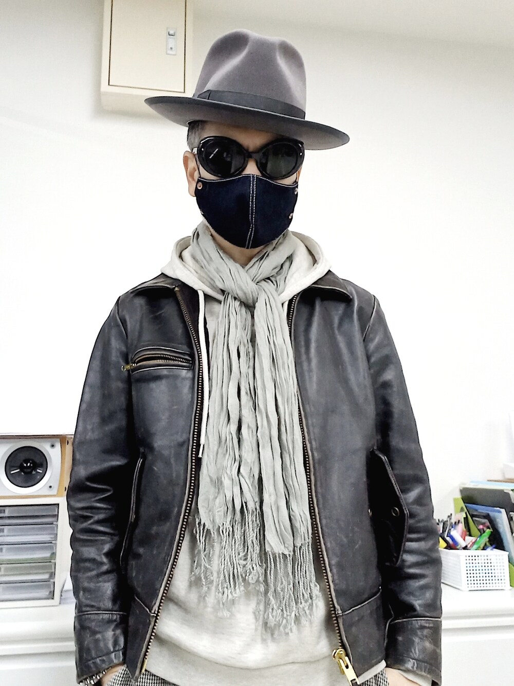 ホワイト系のスニーカー、グレー系のカーゴパンツ、ブラック系のライダースジャケットを着用したメンズの春コーディネートの2枚目の写真