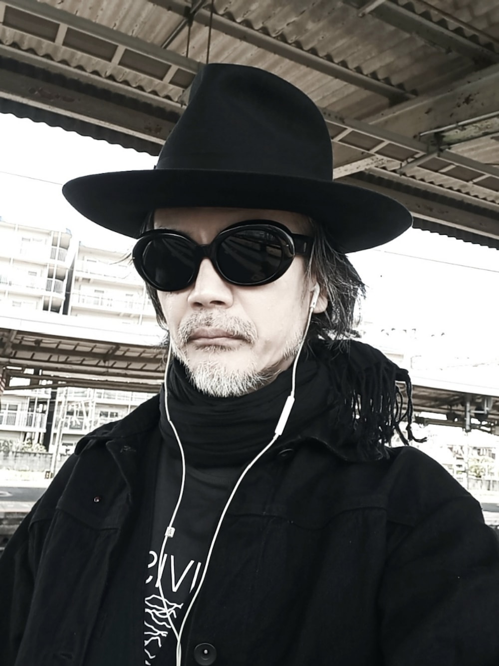 ブラック系のデニムジャケット、ブラック系のベスト、グレー系のTシャツ/カットソーを着用したメンズの春コーディネートの5枚目の写真