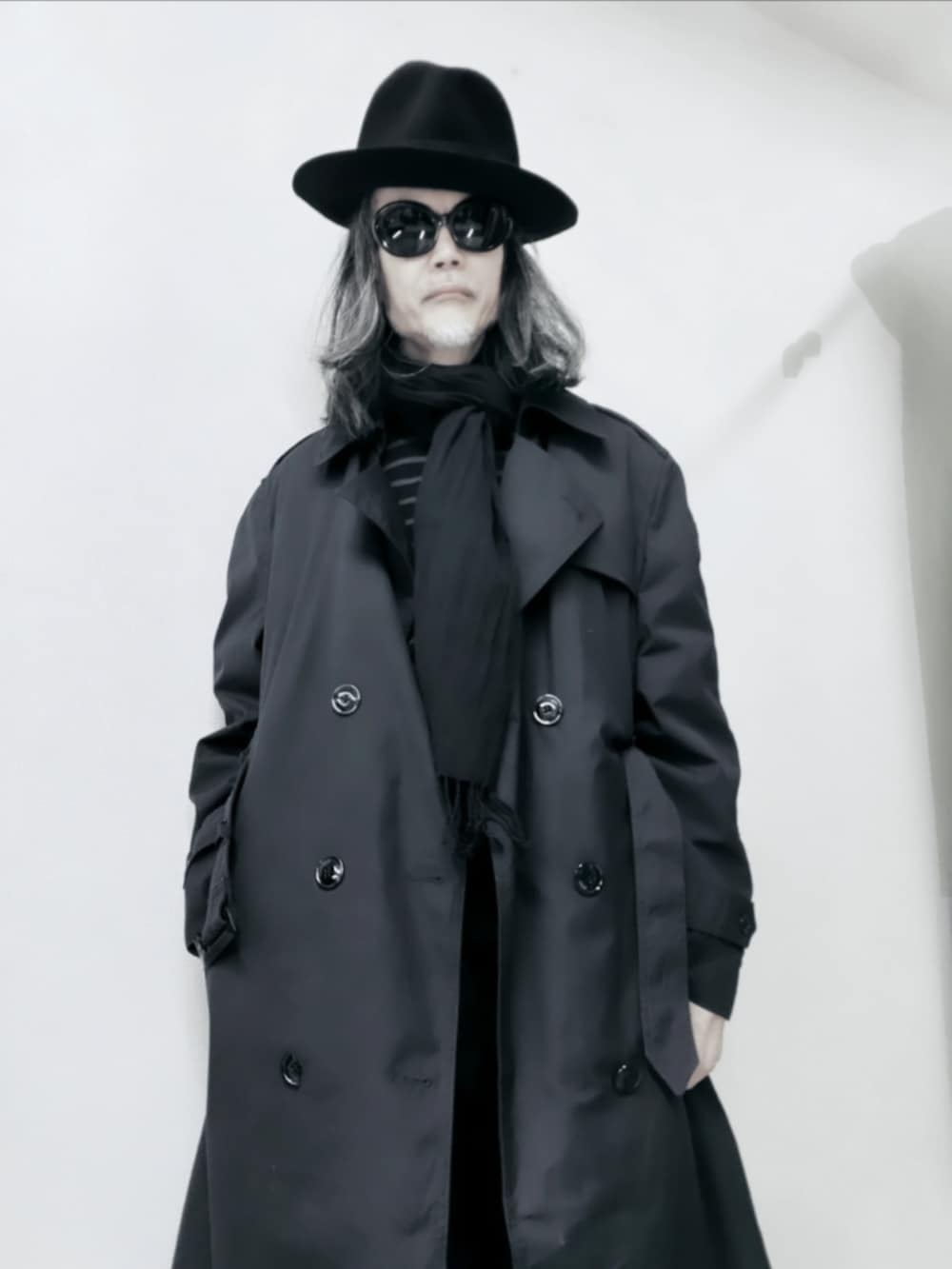 ブラック系のデニムパンツ、ブラック系のドレスシューズ、ブラック系のニット/セーターを着用したメンズの春コーディネートの3枚目の写真