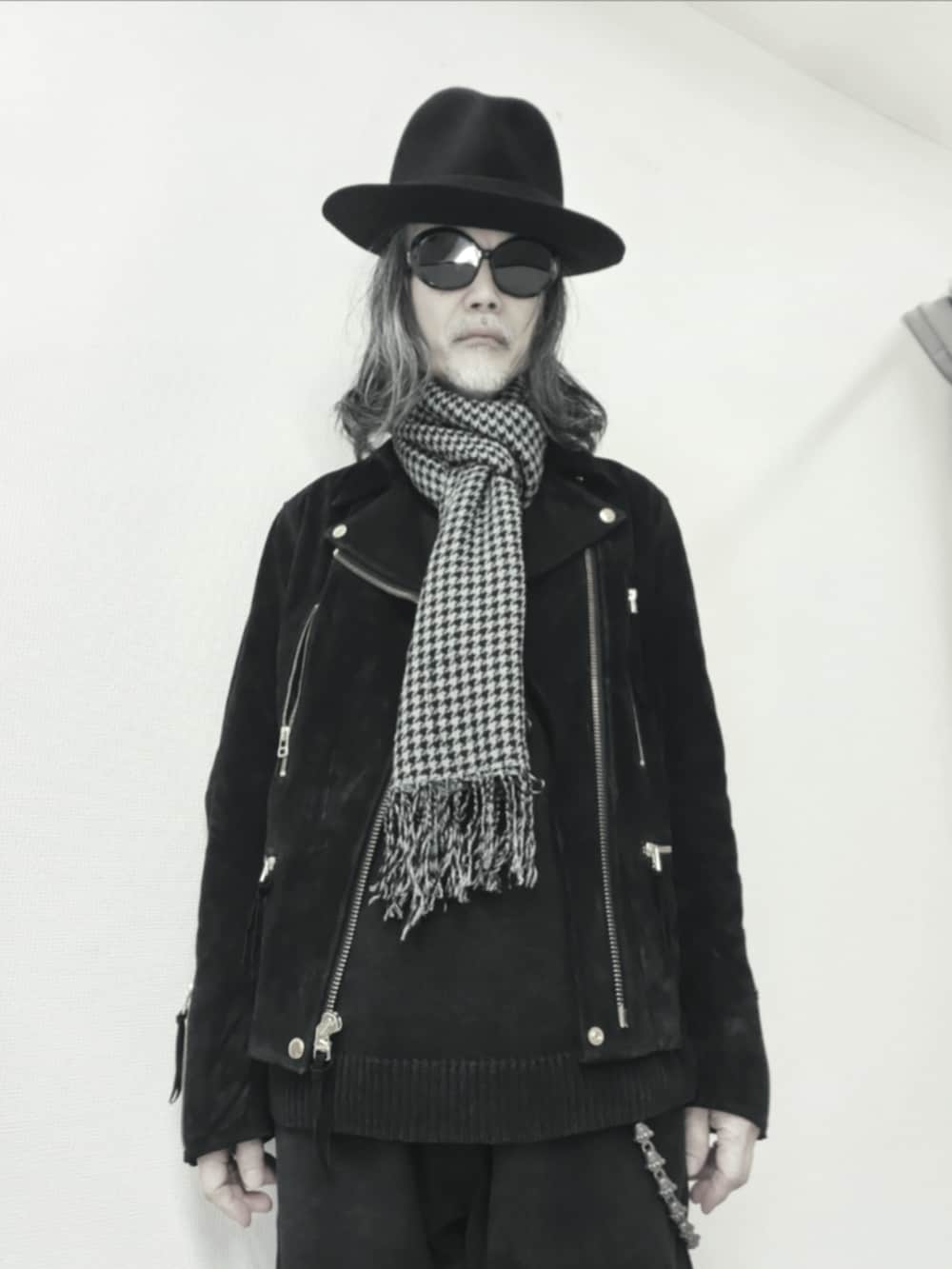 ブラック系のデニムパンツ、ブラック系のドレスシューズ、ブラック系のライダースジャケットを着用したメンズの春コーディネートの4枚目の写真