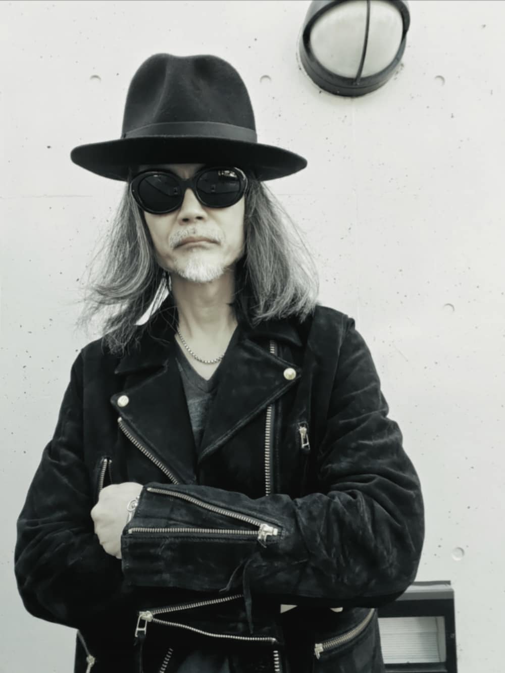 ブラック系のデニムパンツ、ブラック系のモカシン/デッキシューズ、ブラック系のライダースジャケットを着用したメンズの春コーディネートの3枚目の写真