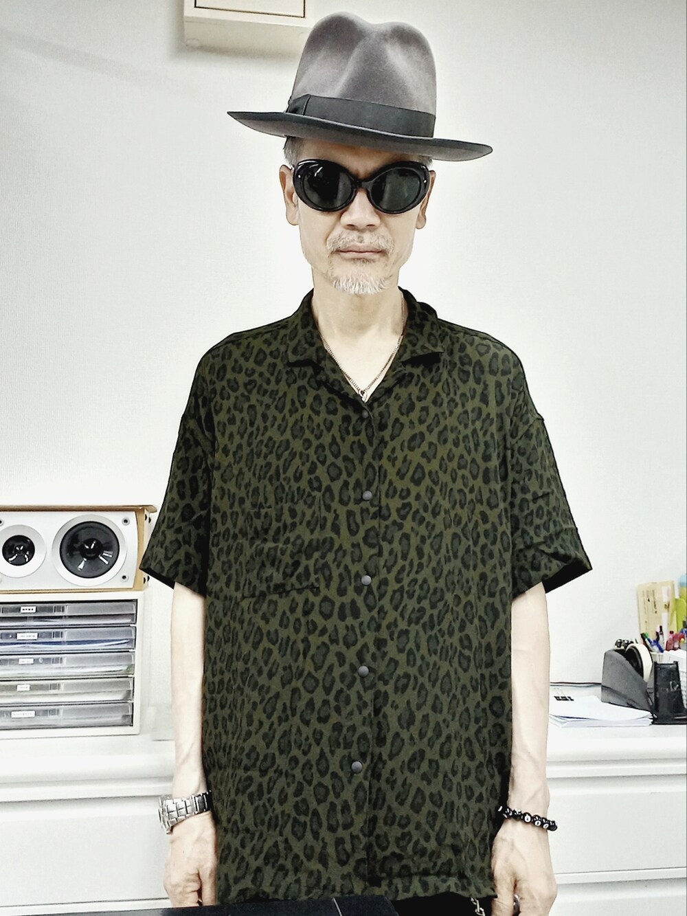 グリーン系のシャツ/ブラウス、グリーン系のスニーカー、ブラック系のデニムパンツを着用したメンズの夏コーディネートの2枚目の写真